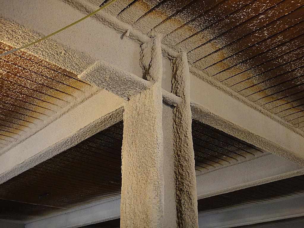 Spray-applied structural steel fireproofing on ceiling beams